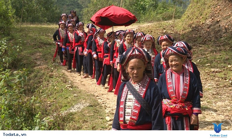 Khám Phá Phong Tục Cưới Hỏi Độc Đáo Của Người Dao Đỏ Ở Sapa - Ảnh 2