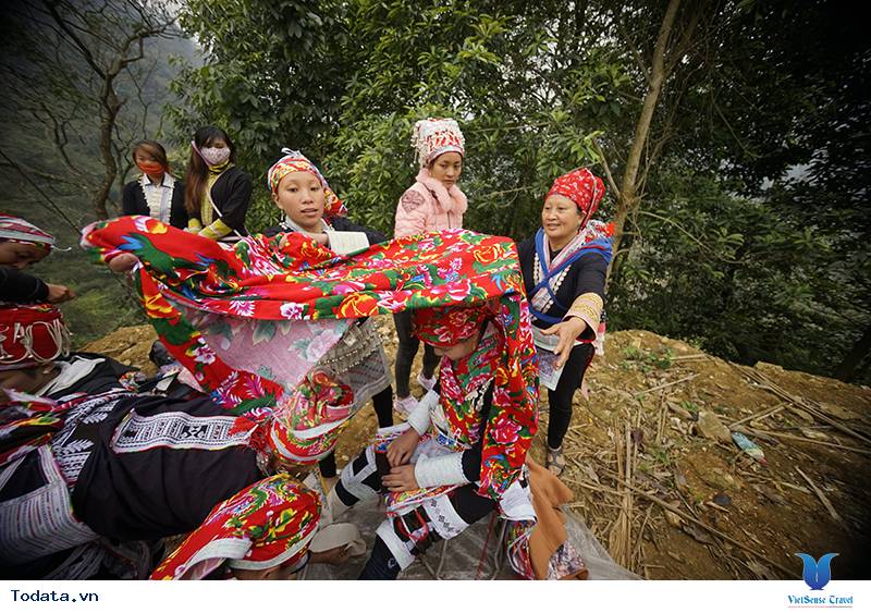 Khám Phá Phong Tục Cưới Hỏi Độc Đáo Của Người Dao Đỏ Ở Sapa - Ảnh 1