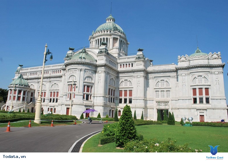 Lộng lẫy cung điện trắng Ananta Samakhom giữa lòng Bangkok - Ảnh 1 Lộng lẫy cung điện trắng Ananta Samakhom giữa lòng Bangkok - Ảnh 1