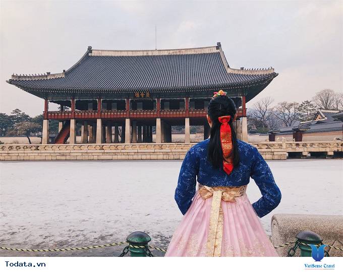 Hanbok: Hãy cùng chiêm ngưỡng những bộ trang phục truyền thống độc đáo của Hàn Quốc qua loạt hình ảnh về Hanbok này. Màu sắc tươi sáng, kiểu dáng độc đáo sẽ khiến bạn bị thu hút ngay từ cái nhìn đầu tiên.