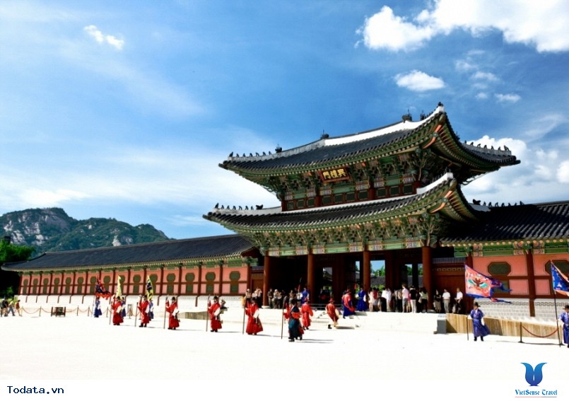 Cung điện Gyeongbok soi bóng nét cổ kính giữa đô thị hiện đại - Ảnh 2 Cung điện Gyeongbok soi bóng nét cổ kính giữa đô thị hiện đại - Ảnh 2