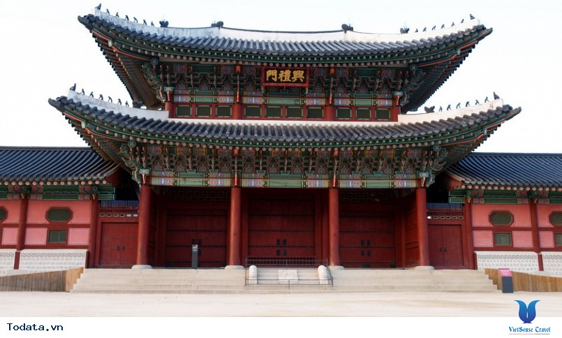 Cung điện Gyeongbok soi bóng nét cổ kính giữa đô thị hiện đại - Ảnh 1 Cung điện Gyeongbok soi bóng nét cổ kính giữa đô thị hiện đại - Ảnh 1