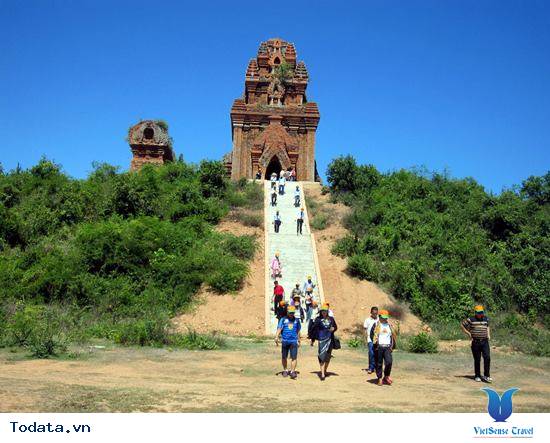 Khám phá vẻ đẹp Tháp Bánh Ít - Ảnh 1