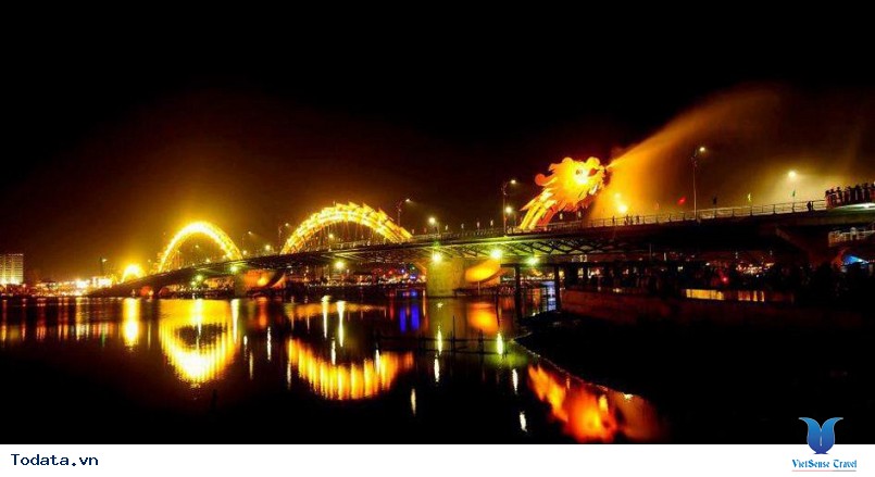 Vẻ đẹp Cầu Rồng Phun Lửa: Cầu Rồng Phun Lửa – một hiện tượng thú vị thu hút hàng triệu du khách tới Đà Nẵng cả trong và ngoài nước.