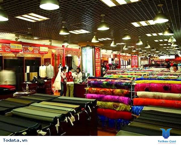 Mua Sắm Ở Cửa Hàng Tơ Lụa Nổi Tiếng Hình ảnh 2
