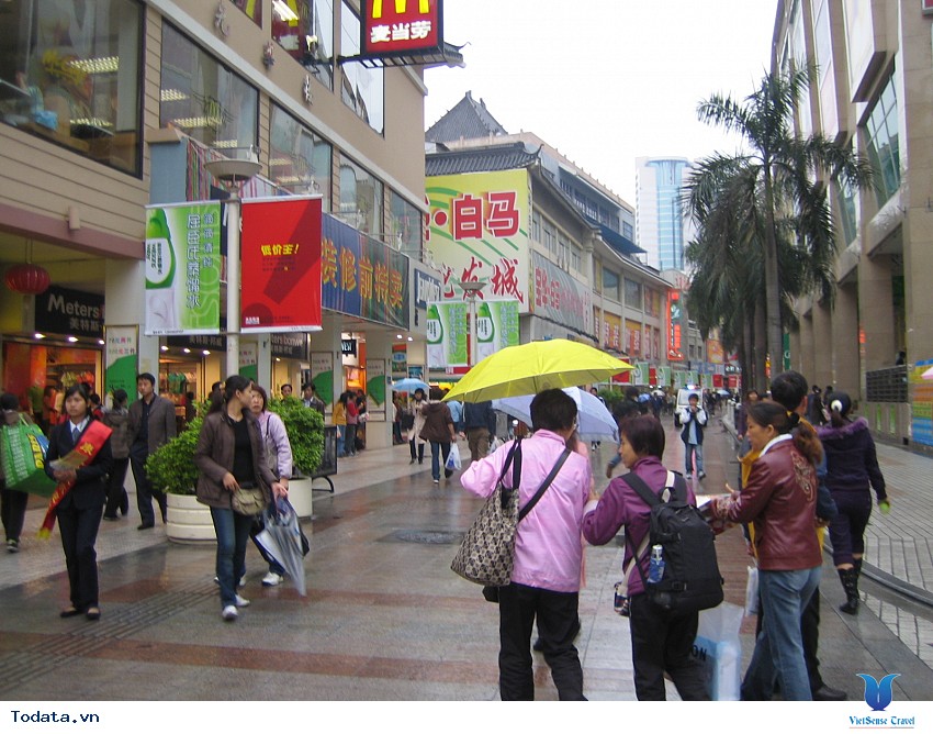 Mua Sắm Quên Lối Về Tại Khu Thương Mại Đông Môn Hình ảnh 1