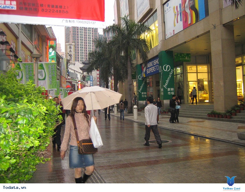 Mua Sắm Quên Lối Về Tại Khu Thương Mại Đông Môn Hình ảnh 2