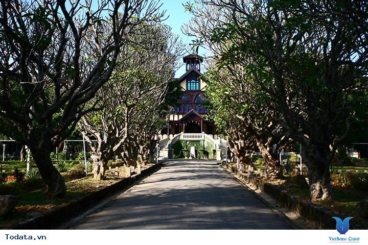 Toà giám mục Kon Tom, một địa chỉ văn hoá đặc sắc Hình ảnh 2