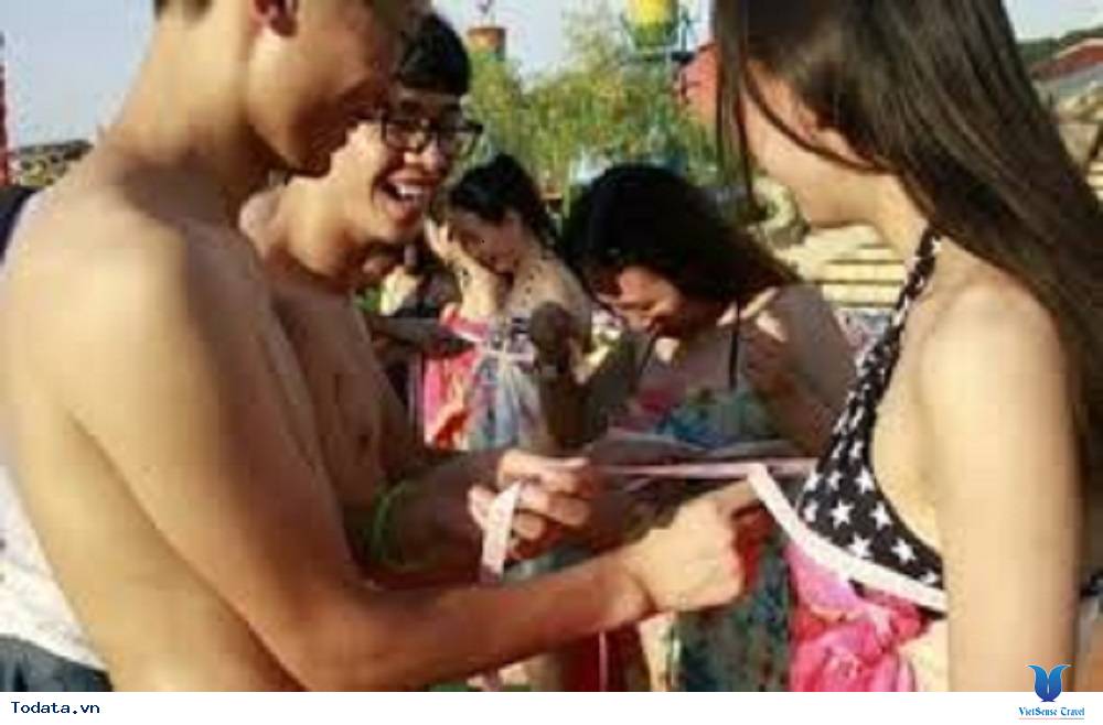 Bất ngờ với lễ hội hẹn hò Trung Quốc: Đàn ông đo vòng ngực con gái để tìm người yêu - Ảnh 1 Bất ngờ với lễ hội hẹn hò Trung Quốc: Đàn ông đo vòng ngực con gái để tìm người yêu - Ảnh 1