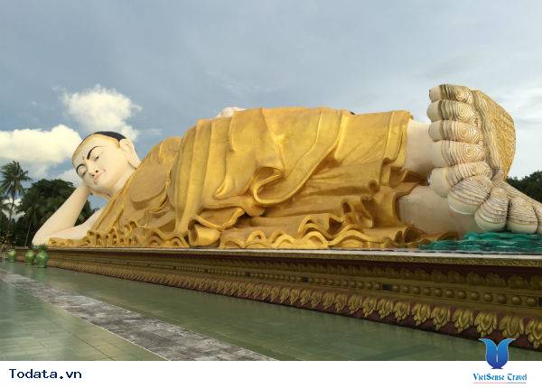 Chùa Phật Nằm Shwethalyaung là một trong những công trình tôn giáo nổi tiếng nhất ở Myanmar. Hãy đến thăm và chiêm ngưỡng các bức tượng Phật khổng lồ trong chùa, được chạm khắc tỉ mỉ và tinh xảo. Đây sẽ là một trải nghiệm tuyệt vời cho bạn.