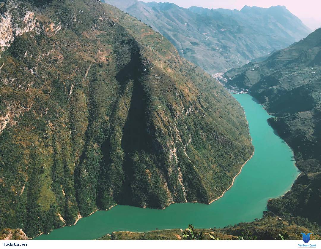 Chiêm ngưỡng vẻ đẹp hoang sơ của hẻm vực sâu nhất Đông Nam Á ở Hà Giang - Ảnh 1 Chiêm ngưỡng vẻ đẹp hoang sơ của hẻm vực sâu nhất Đông Nam Á ở Hà Giang - Ảnh 1