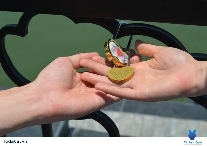 Dạo Bước Nơi Cầu Khóa Tình Yêu Ở Đà Nẵng - Ảnh 5