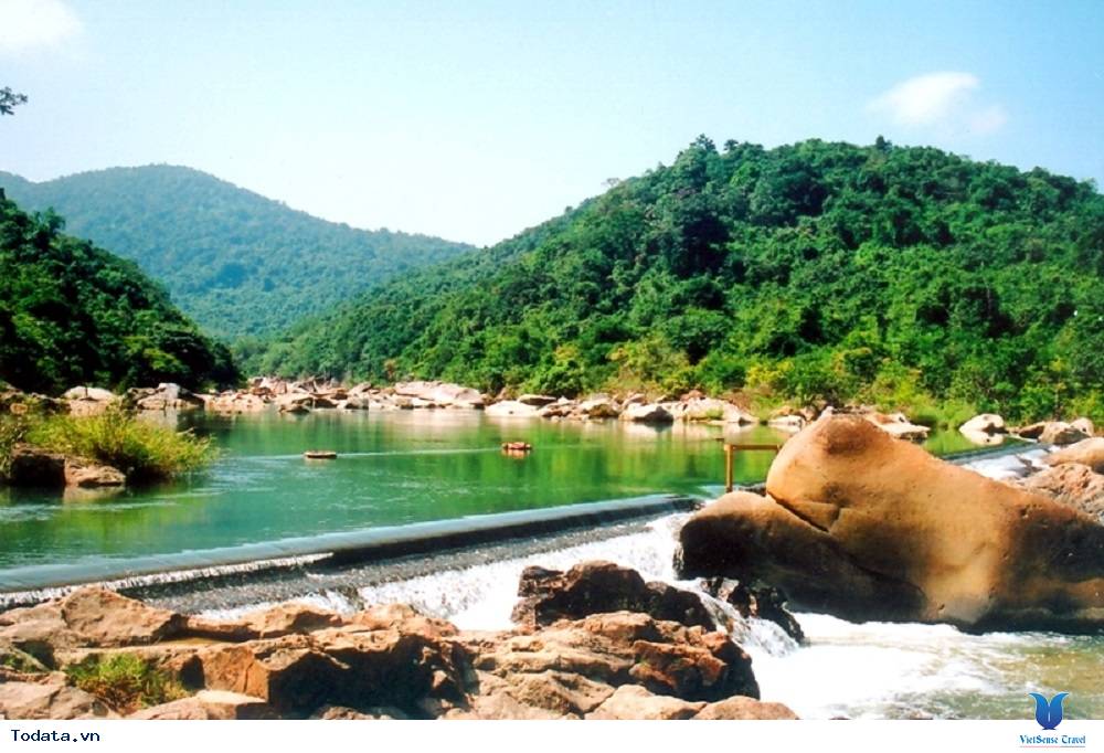 Đi đò ở Hâm Hô ngắm cảnh bình yên - Ảnh 1 Đi đò ở Hâm Hô ngắm cảnh bình yên - Ảnh 1