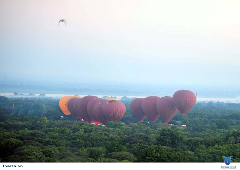 Đi khinh khí cầu ngắm Bangan nên thơ - Ảnh 2 Đi khinh khí cầu ngắm Bangan nên thơ - Ảnh 2