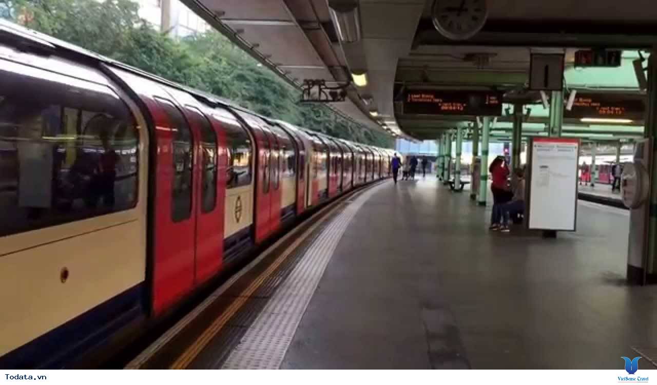 Du khách nước ngoài trầm trồ tán thưởng về tàu điện ngầm Tokyo - Ảnh 2