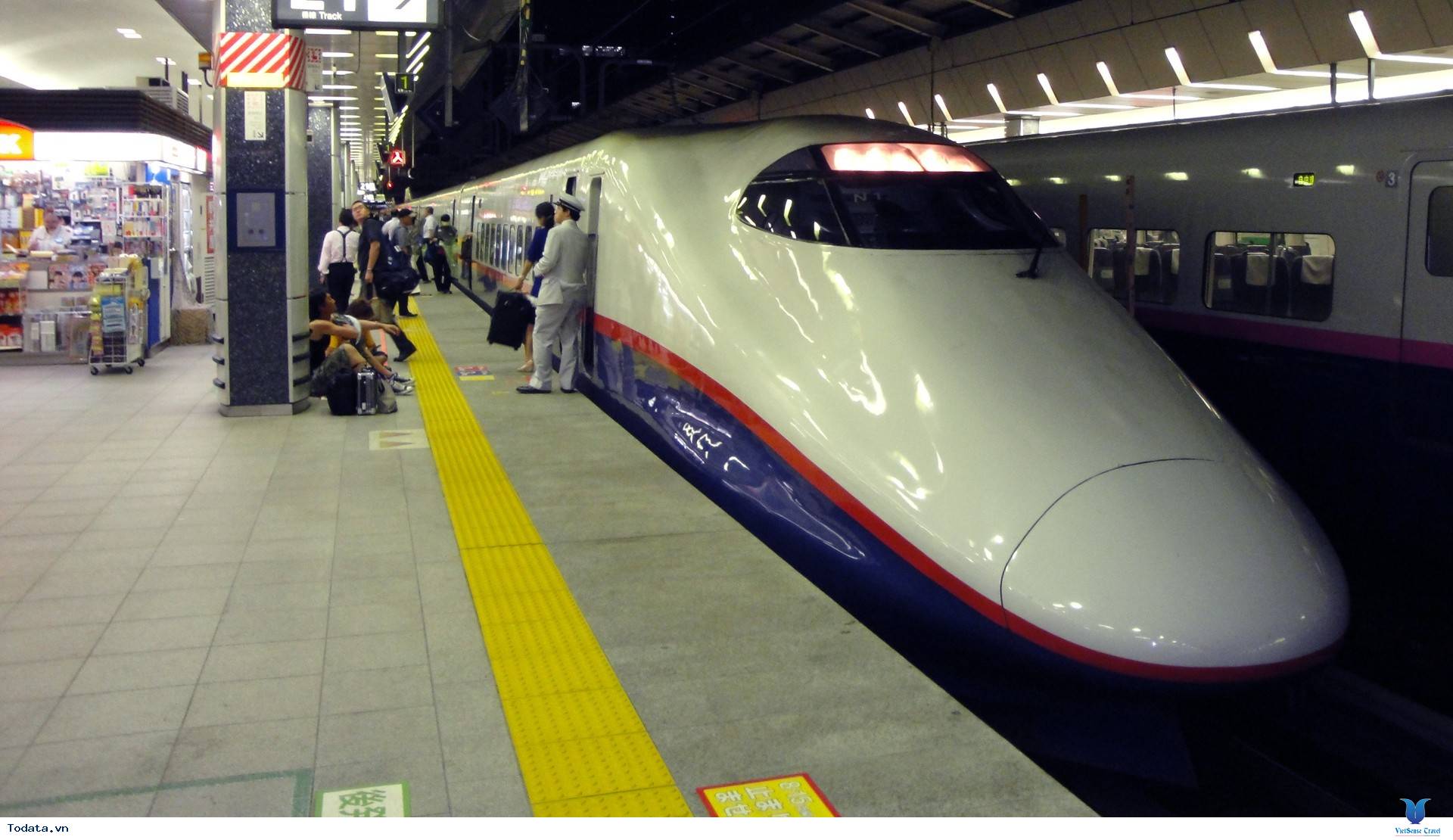 Du khách nước ngoài trầm trồ tán thưởng về tàu điện ngầm Tokyo - Ảnh 1