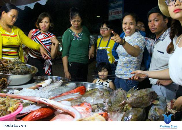 Hấp dẫn chợ đêm Lý Sơn - Ảnh 1