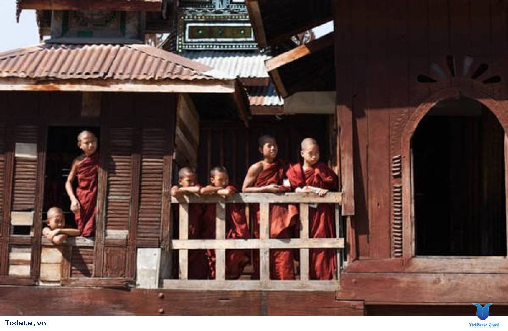 Hòa mình vào cuộc sống trong tu viện hình ovan của Myanmar - Ảnh 2 Hòa mình vào cuộc sống trong tu viện hình ovan của Myanmar - Ảnh 2