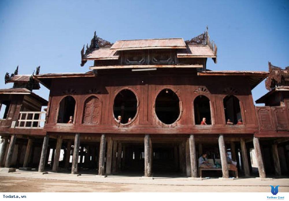 Hòa mình vào cuộc sống trong tu viện hình ovan của Myanmar - Ảnh 1 Hòa mình vào cuộc sống trong tu viện hình ovan của Myanmar - Ảnh 1