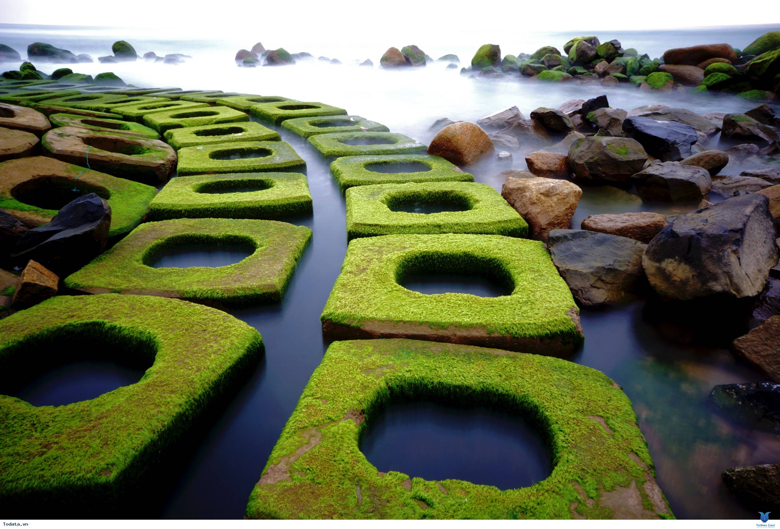 Kè chắn sóng Xóm Rớ thành bãi đá rêu xanh hút hồn du khách - Ảnh 5 Kè chắn sóng Xóm Rớ thành bãi đá rêu xanh hút hồn du khách - Ảnh 5