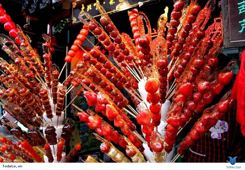 Kẹo hồ lô, món ăn đường phố nổi tiếng của người Trung Quốc - Ảnh 1 Kẹo hồ lô, món ăn đường phố nổi tiếng của người Trung Quốc - Ảnh 1