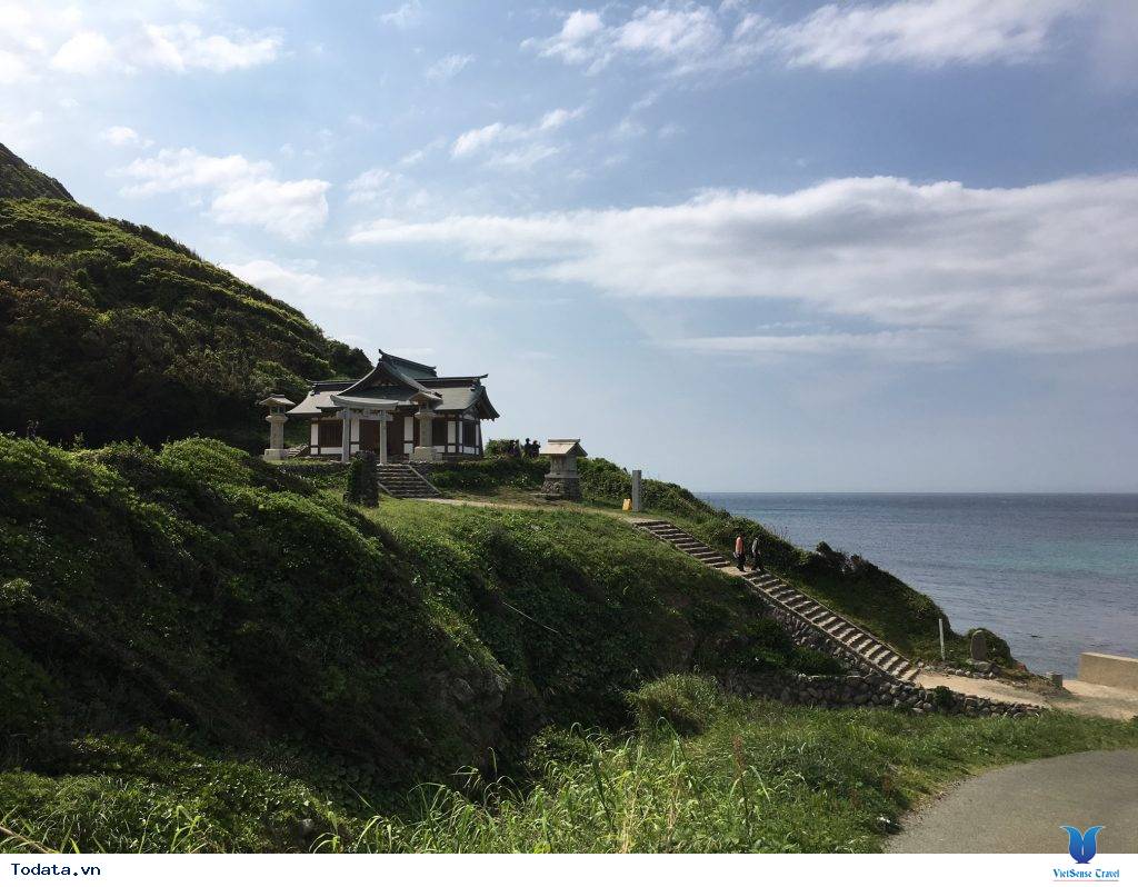 Kỳ lạ với hòn đảo không cho phụ nữ đến tại Nhật Bản - Ảnh 1