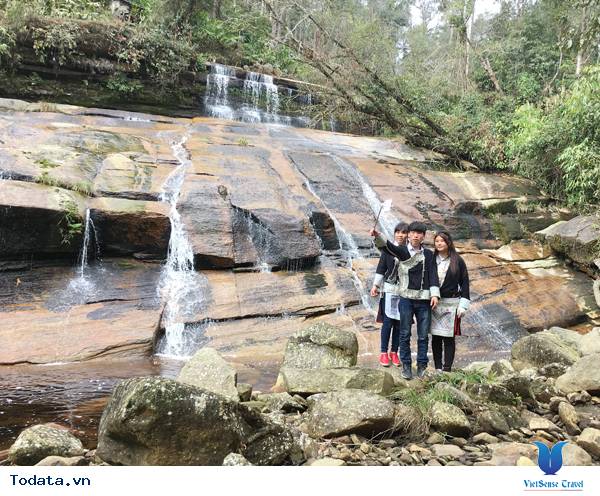 Lào Cai: Trốn nắng hè ở rừng già Dền Sáng - Ảnh 1