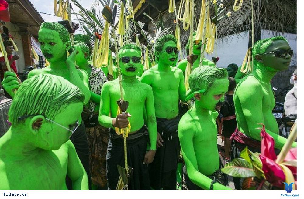 Lễ hội sơn xanh trừ tà ở Bali - Ảnh 1 Lễ hội sơn xanh trừ tà ở Bali - Ảnh 1