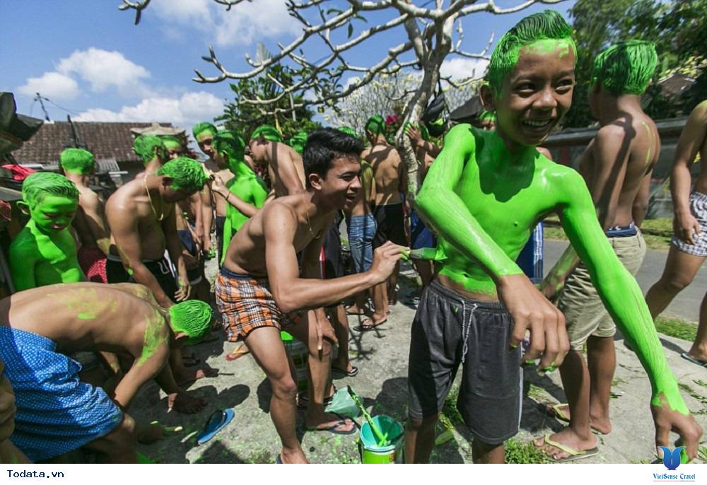 Lễ hội sơn xanh trừ tà ở Bali - Ảnh 2 Lễ hội sơn xanh trừ tà ở Bali - Ảnh 2