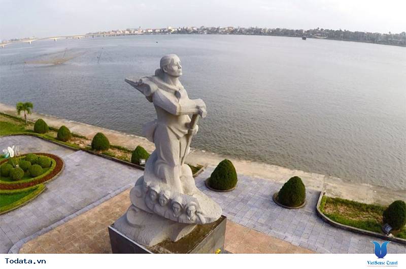 Nghiêng Mình Trước Tượng Đài Mẹ Suốt - Ảnh 2 Nghiêng Mình Trước Tượng Đài Mẹ Suốt - Ảnh 2