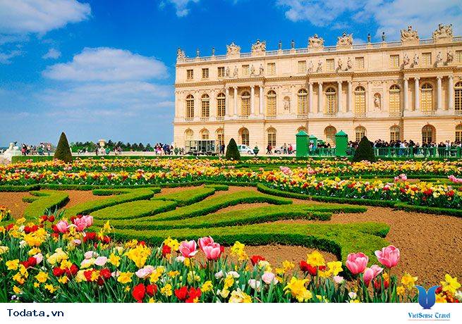 Ngồi thư giãn trên bãi cỏ gần tháp Eiffel ở Paris - Ảnh 3 Ngồi thư giãn trên bãi cỏ gần tháp Eiffel ở Paris - Ảnh 3