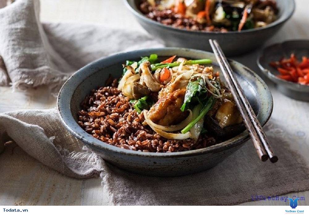 Ngon miệng với cơm chiên gạo đỏ - Ảnh 1