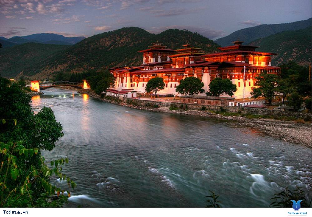 Pháo đài Punakha Dzong đồ sộ nhất Bhutan - Ảnh 2