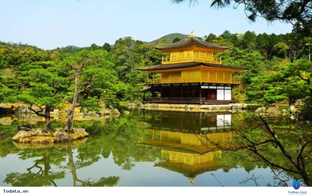 Rực vàng ngôi chùa nổi ở Biển Hồ tại Campuchia - Ảnh 1