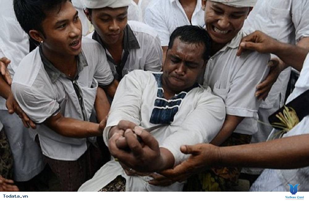 Rùng mình với lễ hội Ngerebong ở Bali - Ảnh 2