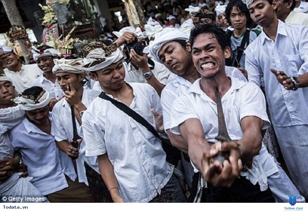 Rùng mình với lễ hội Ngerebong ở Bali - Ảnh 3