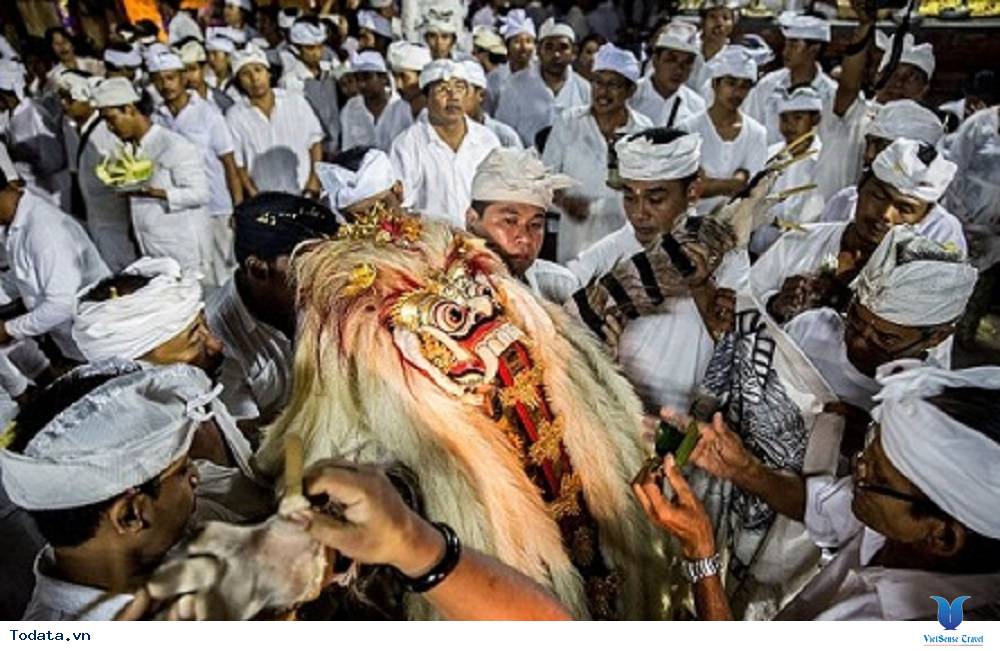 Rùng mình với lễ hội Ngerebong ở Bali - Ảnh 4