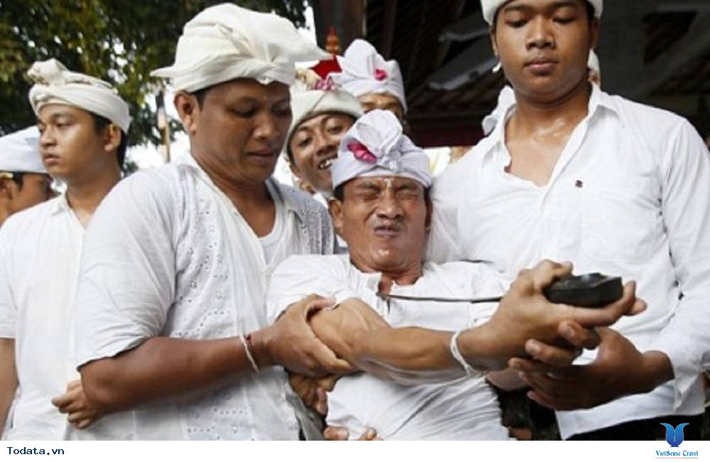 Rùng mình với lễ hội Ngerebong ở Bali - Ảnh 1