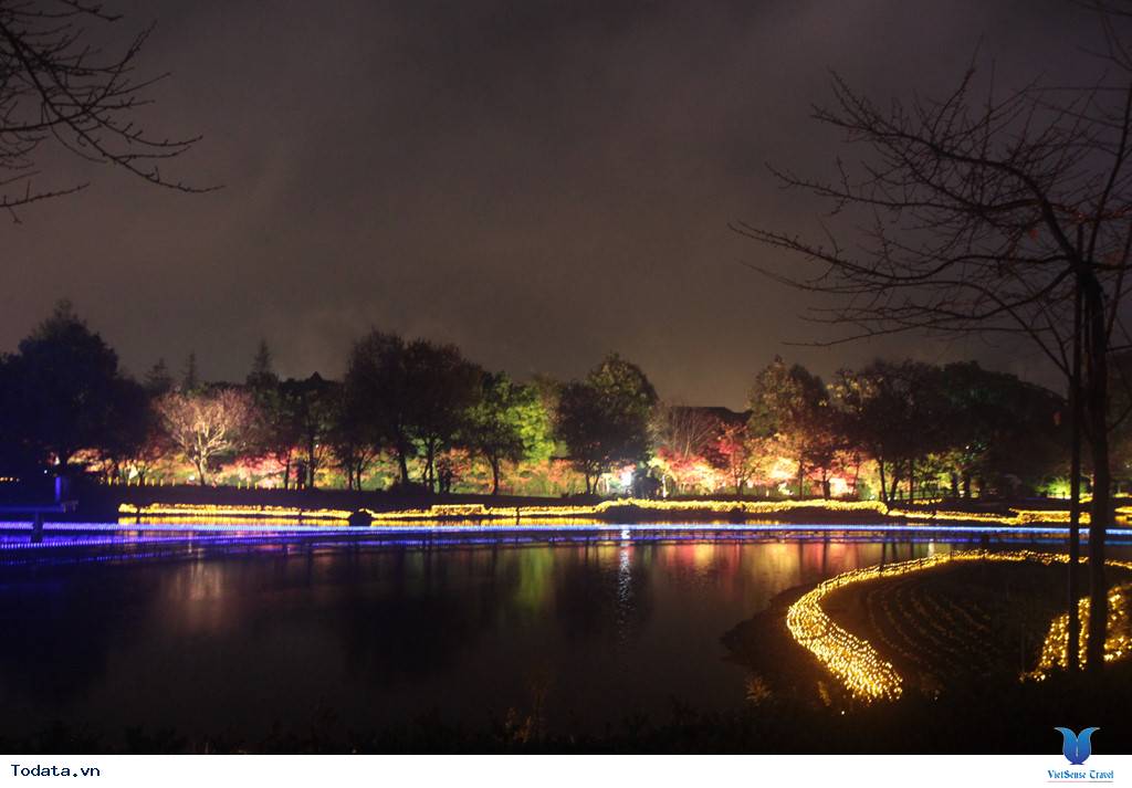 Tham quan công viên thần tiên của hoa và ánh sáng tại Nhật Bản - Ảnh 2 Tham quan công viên thần tiên của hoa và ánh sáng tại Nhật Bản - Ảnh 2