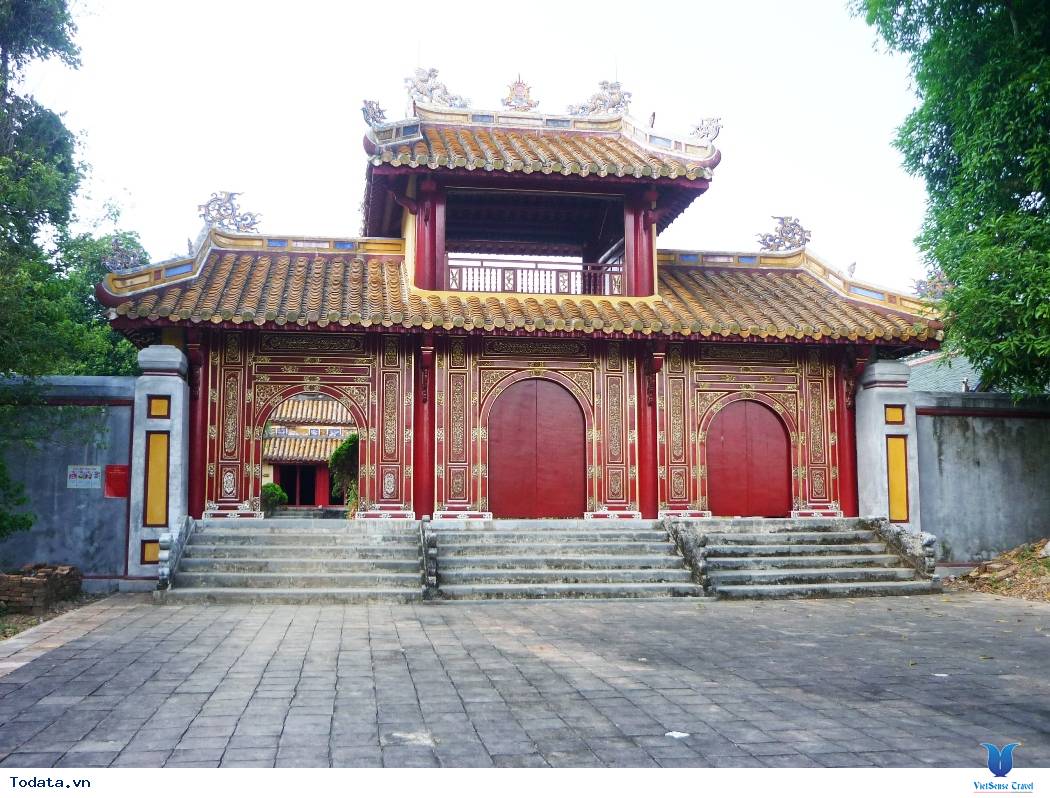 Tham Quan Lăng Mộ 4 Ông Vua Nổi Tiếng Xứ Huế - Ảnh 2