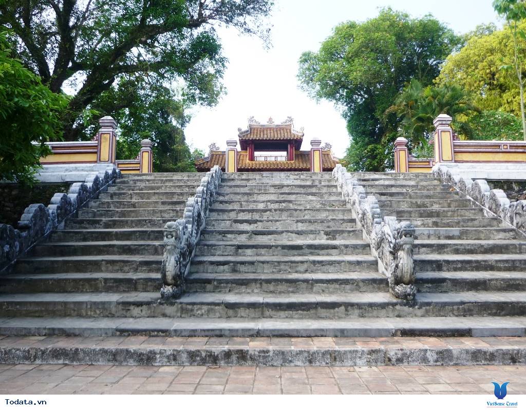 Tham Quan Lăng Mộ 4 Ông Vua Nổi Tiếng Xứ Huế - Ảnh 1