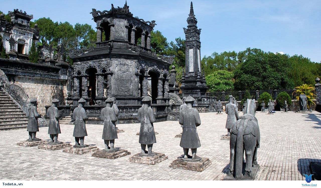 Tham Quan Lăng Mộ 4 Ông Vua Nổi Tiếng Xứ Huế - Ảnh 3