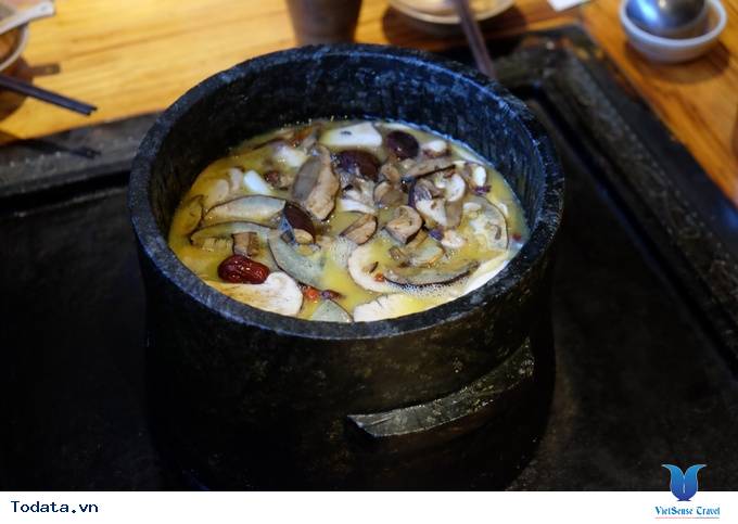 Thích thú với lẩu nướng trên bếp đá ở Lệ Giang, Trung Quốc - Ảnh 2 Thích thú với lẩu nướng trên bếp đá ở Lệ Giang, Trung Quốc - Ảnh 2