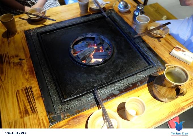 Thích thú với lẩu nướng trên bếp đá ở Lệ Giang, Trung Quốc - Ảnh 1 Thích thú với lẩu nướng trên bếp đá ở Lệ Giang, Trung Quốc - Ảnh 1