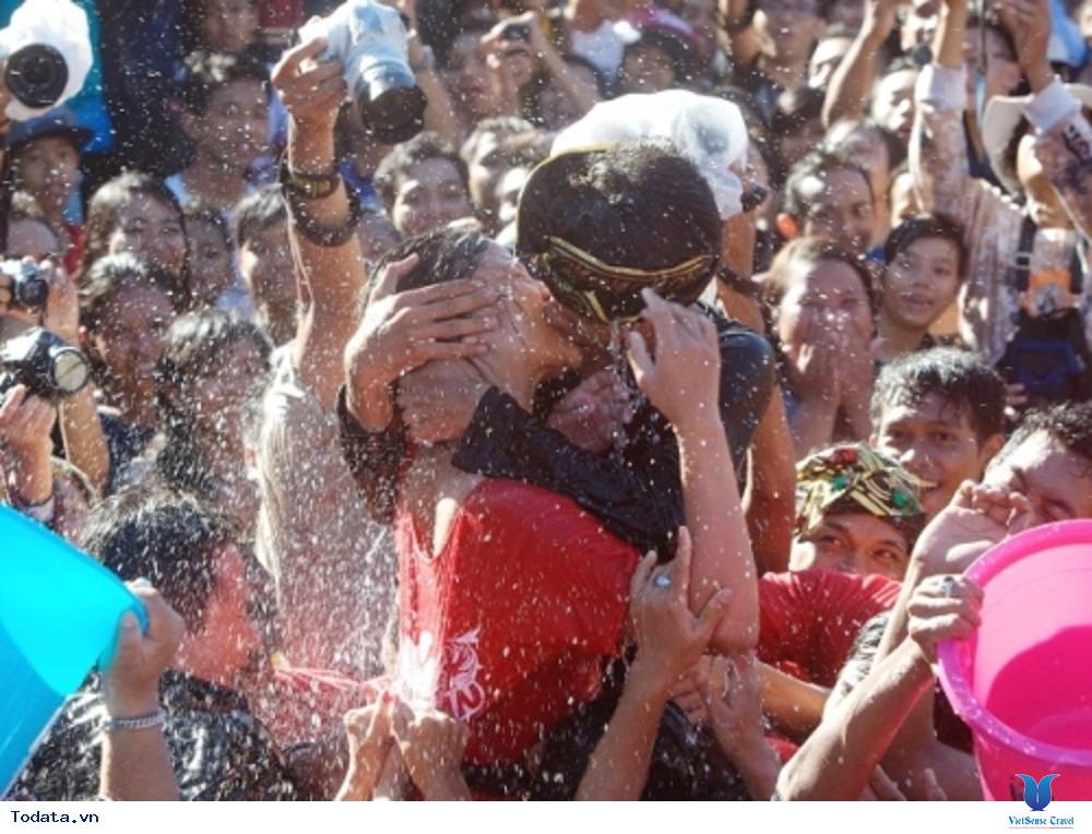 Thích thú với lễ hội hôn trải dài hàng trăm năm - Ảnh 1 Thích thú với lễ hội hôn trải dài hàng trăm năm - Ảnh 1