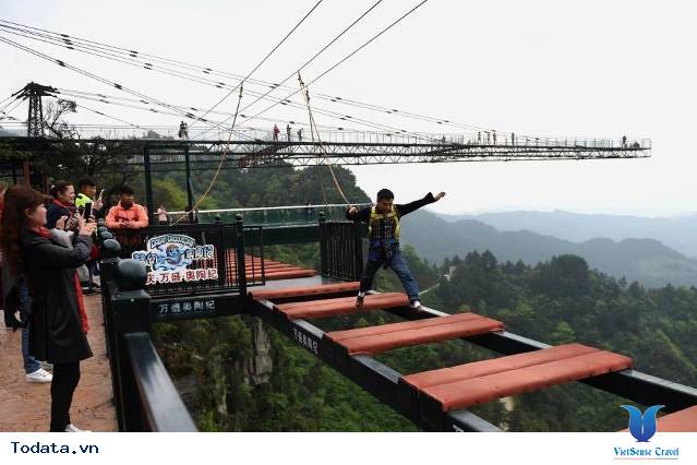 Thót tim với cây cầu giữa lưng chừng núi ở Trung Quốc - Ảnh 2 Thót tim với cây cầu giữa lưng chừng núi ở Trung Quốc - Ảnh 2