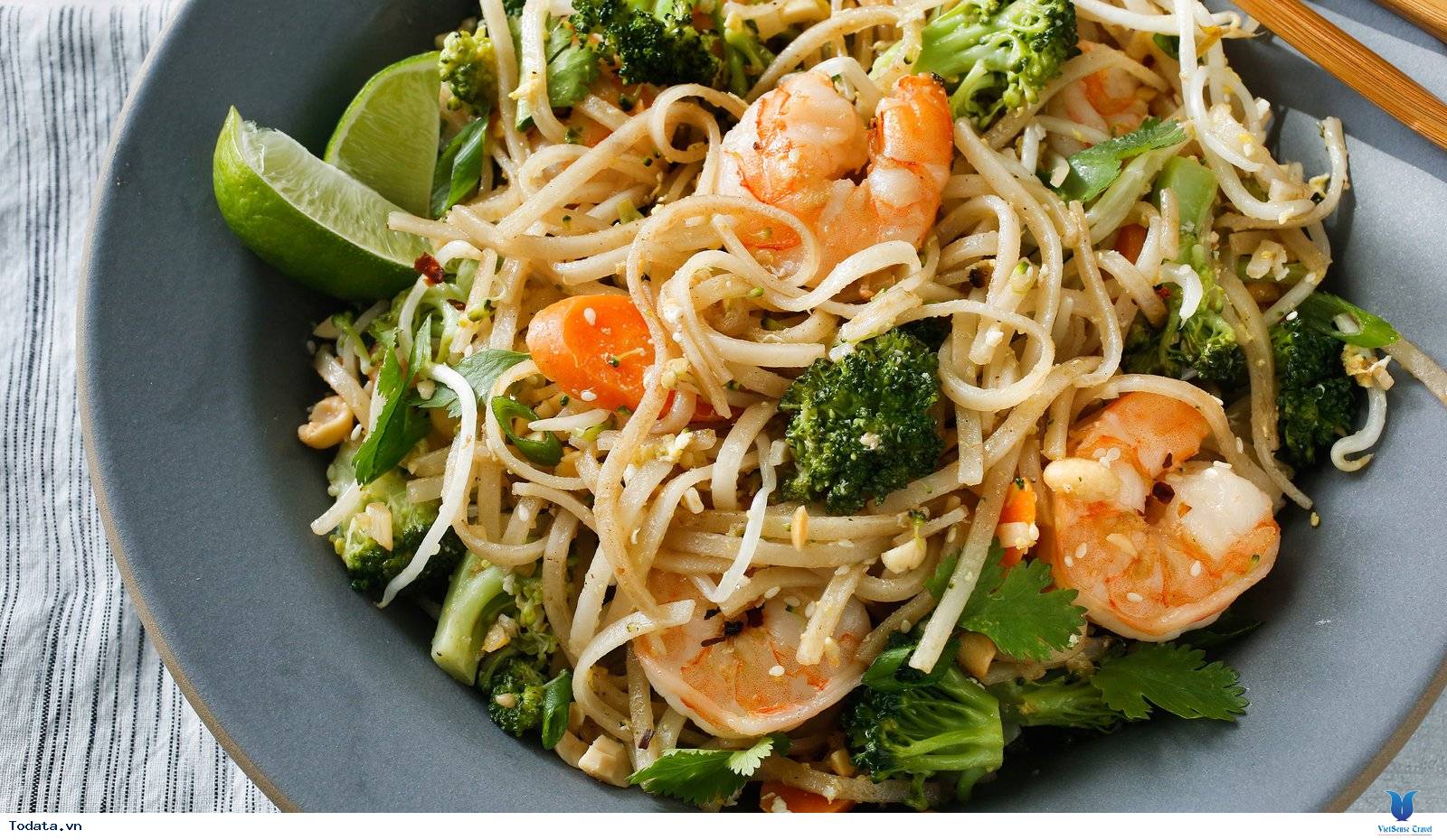 Thưởng thức món Pad Thai ở quán được mệnh danh ngon nhất ở Thái Lan - Ảnh 1