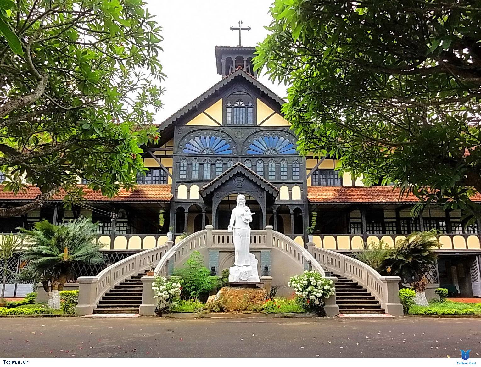 Tòa Giám Mục Kon Tum - Ảnh 1