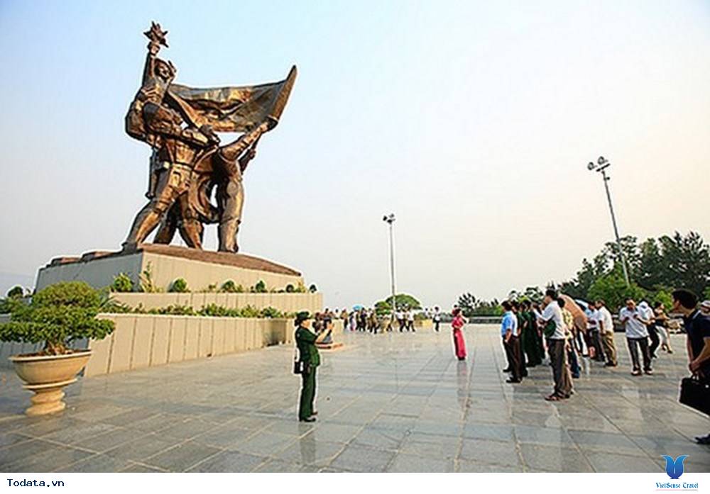 Uy Nghiêm Tượng Đài Chiến Thắng Điện Biên Phủ - Ảnh 3 Uy Nghiêm Tượng Đài Chiến Thắng Điện Biên Phủ - Ảnh 3