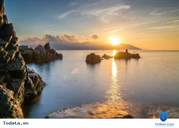 Bạn đã từng chiêm ngưỡng vẻ đẹp biển Nha Trang làm say lòng bao du khách. Nơi đây không chỉ nổi tiếng về các hoạt động vui chơi giải trí mà còn có những khung cảnh thiên nhiên tuyệt đẹp. Bức ảnh này chắc chắn sẽ khiến bạn ngất ngây với vẻ đẹp của biển và cảm nhận hòa mình vào không gian thiên nhiên dịu dàng.